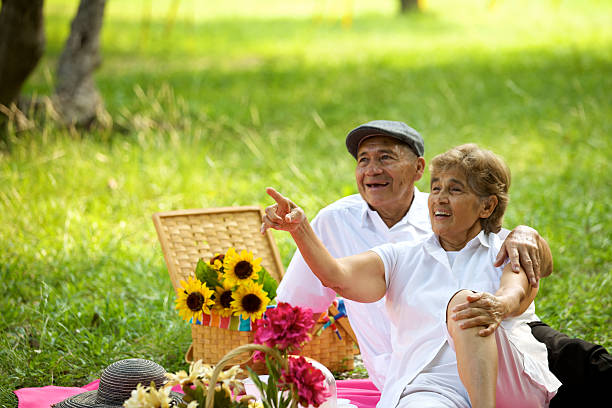 lateinamerikanische senioren auf ein picknick - latin american and hispanic ethnicity senior adult mature adult couple stock-fotos und bilder