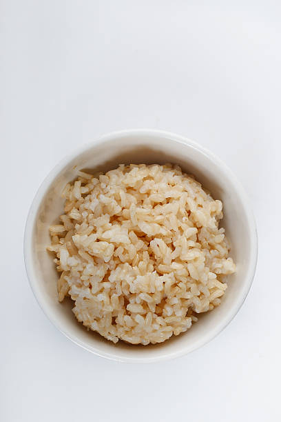 коричневый рис - brown rice фотографии стоковые фото и изображения