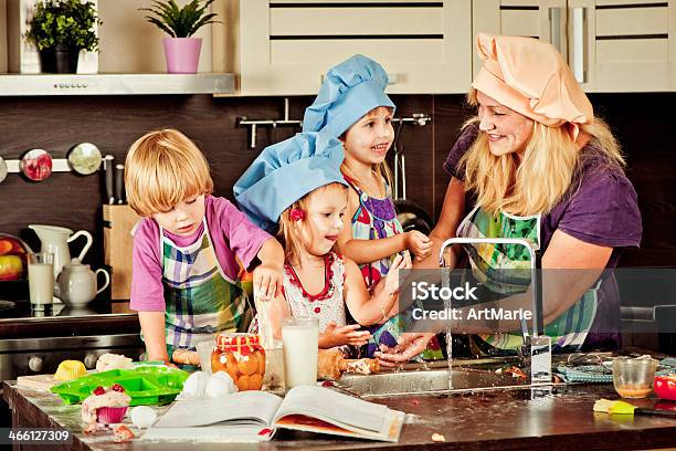 Familia En La Cocina Foto de stock y más banco de imágenes de Alimento - Alimento, Caos, Lavarse las manos