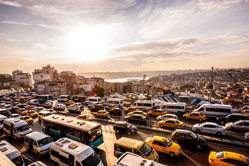 Noche de tráfico pesado en Estambul, Turquía photo