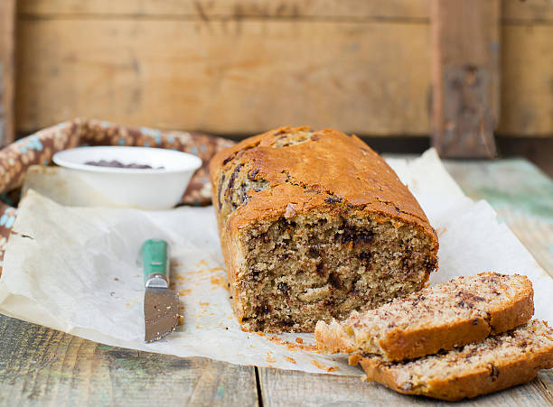 pain aux bananes et chocolat - tea cake photos et images de collection