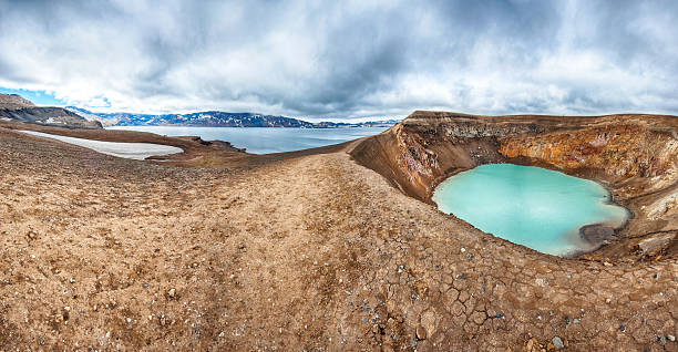 istock Oskjuvatn and Viti 466131862