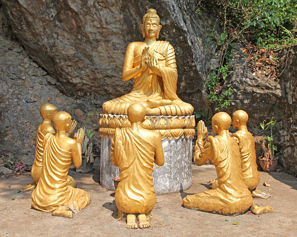 buddha-statue-luang prabang laos - venerable stock-fotos und bilder