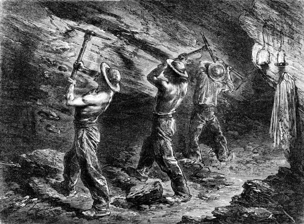 ilustraciones, imágenes clip art, dibujos animados e iconos de stock de miners en una mina de carbón - engraved image fotos