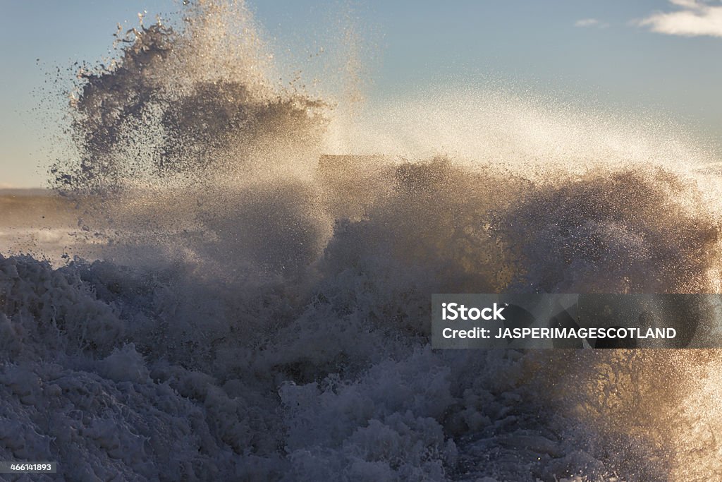 Onde che si infrangono a Lossiemouth. - Foto stock royalty-free di Acqua