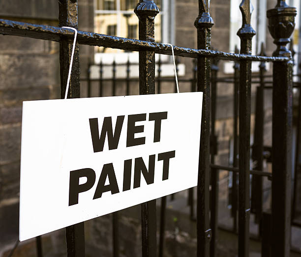wet paint ostrzeżenie na zewnątrz - wet paint zdjęcia i obrazy z banku zdjęć