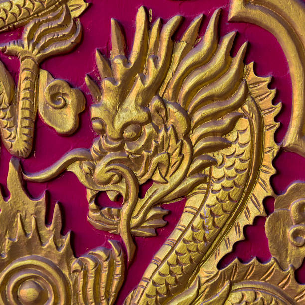 golden dragon head sur porte en bois rouge - asian culture dragon textile symbol photos et images de collection