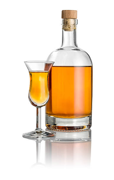 frasco de vidro cheio e haste com amber líquido - brandy bottle alcohol studio shot imagens e fotografias de stock