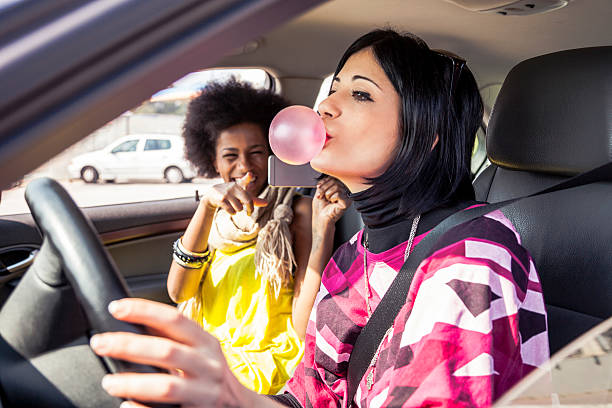 mujer jugando con goma de mascar en un viaje por carretera - chewing gum women bubble blowing fotografías e imágenes de stock