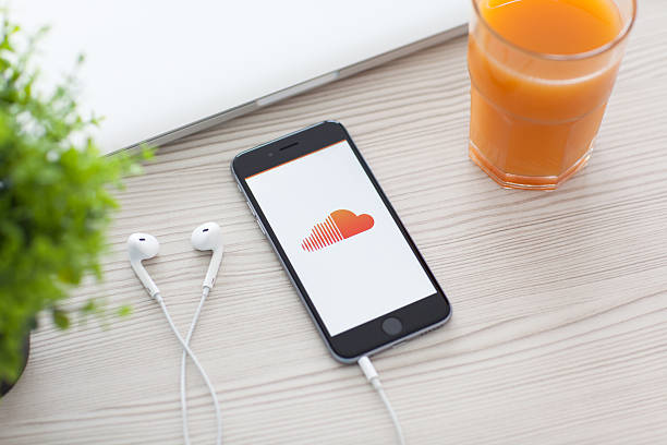 iphone 6 공간 회색, soundcloud 화면에 - headphones iphone laptop smart phone 뉴스 사진 이미지