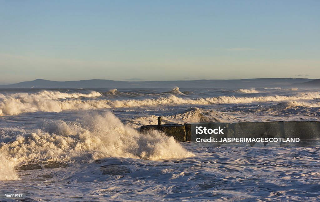 Ondas que se quebram na Lossiemouth. - Foto de stock de Maré royalty-free