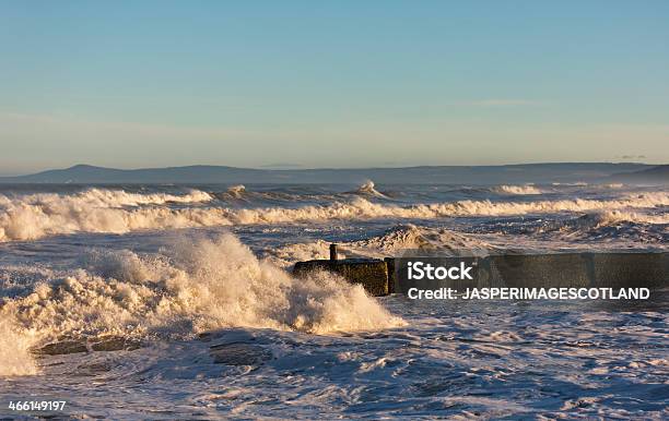 Foto de Ondas Que Se Quebram Na Lossiemouth e mais fotos de stock de Maré - Maré, Água, Arrebentação