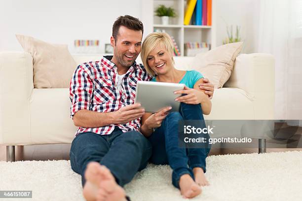 美しいカップルの自宅でデジタル表示 - インターネットのストックフォトや画像を多数ご用意 - インターネット, カップル, カーペット