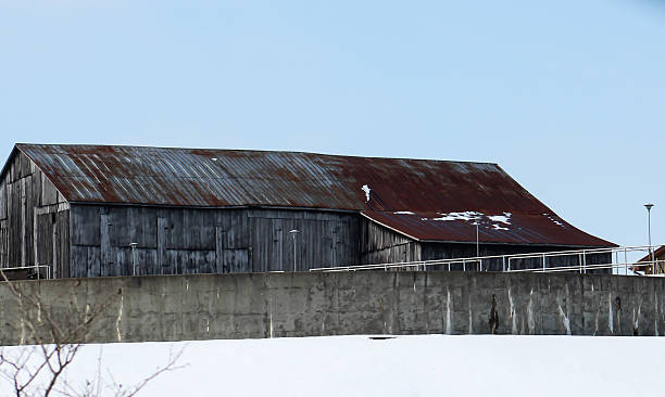 istock Kentucky Barn in Winter 466151216