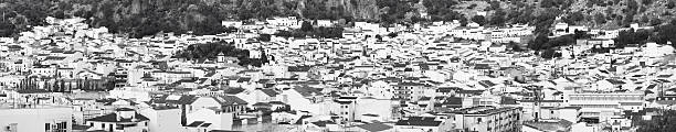 andaluzyjskie wieś z biały fasady w cadiz. ubrique. hiszpania - ubrique zdjęcia i obrazy z banku zdjęć