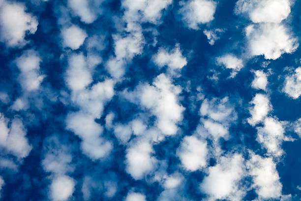 altocúmulo nubes - cloud cloudscape above pattern fotografías e imágenes de stock