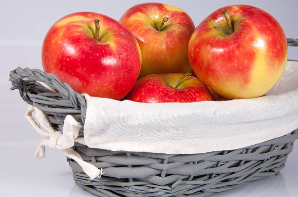 cesta con manzanas rojas. - macintosh apples fotos fotografías e imágenes de stock