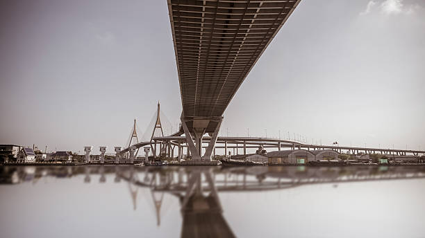 bhumibol bridge - city mega night built structure - fotografias e filmes do acervo