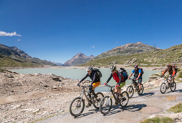 bernina pass radfahren, schweiz - engadine switzerland europe clear sky stock-fotos und bilder