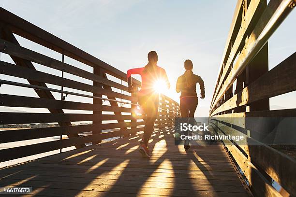 Most Biegają - zdjęcia stockowe i więcej obrazów Jogging - Jogging, Chłodny, Dwie osoby