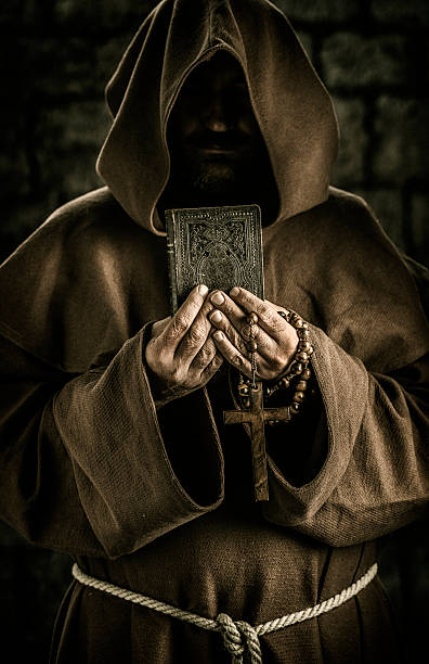 monge com livro e de terço - monk medieval cape book - fotografias e filmes do acervo