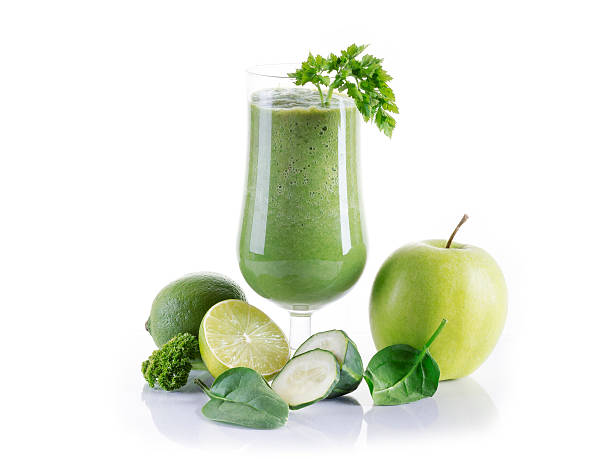 grünen saft aus frischen früchten - juicer food and drink healthy eating sport stock-fotos und bilder