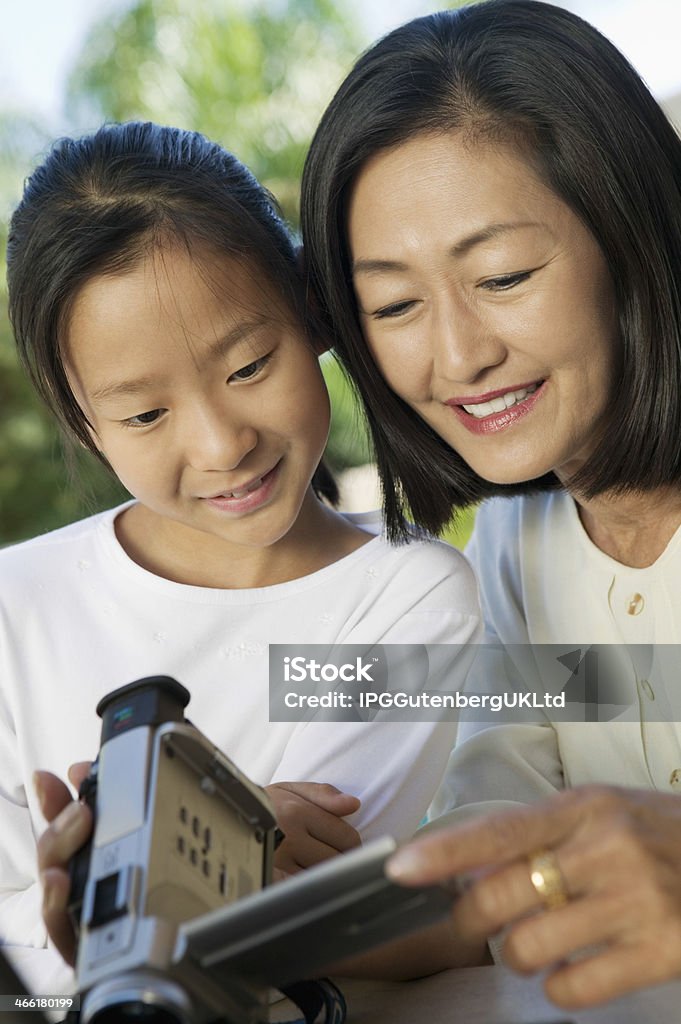 Nonna e nipote guardano alla telecamera - Foto stock royalty-free di Adulto