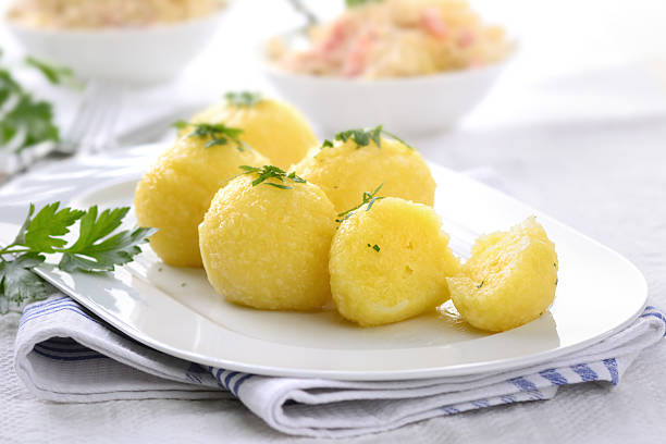 kartoffel-knödel - kartoffelknödel essen stock-fotos und bilder