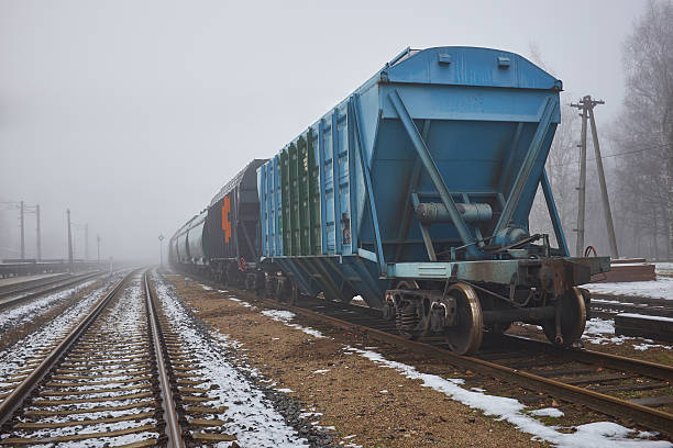 comboio de mercadorias com o funil automóveis no nevoeiro - railroad siding imagens e fotografias de stock