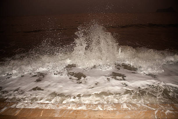 grosse vague de la mer sur un jour venteux. - power tide ripple reef photos et images de collection