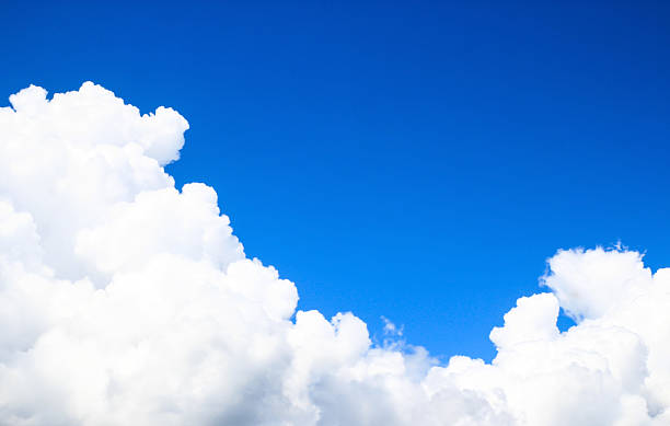 ciel bleu avec des nuages gros plan - cumulus cloud condensation sky blue photos et images de collection