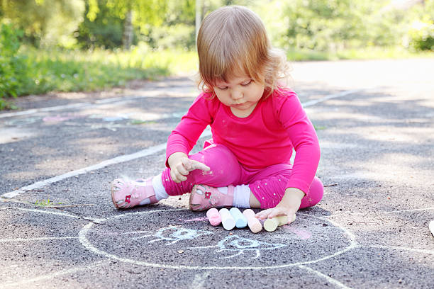 la jeune fille attire un soleil - little girls fun lifestyle handcarves photos et images de collection