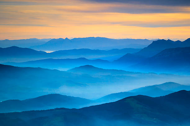 vista aérea del paisaje - mountain mountain range sky blue fotografías e imágenes de stock