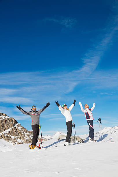 grupa szczęśliwy jazdy na nartach na stoku góry - winter friendship france italy zdjęcia i obrazy z banku zdjęć