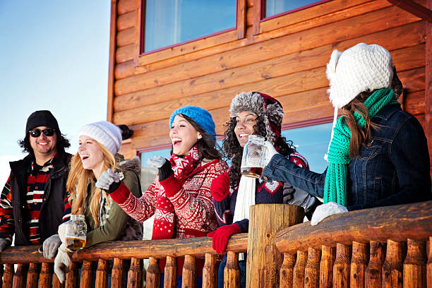 amigos tendo bons momentos após o esqui - apres ski fotos imagens e fotografias de stock