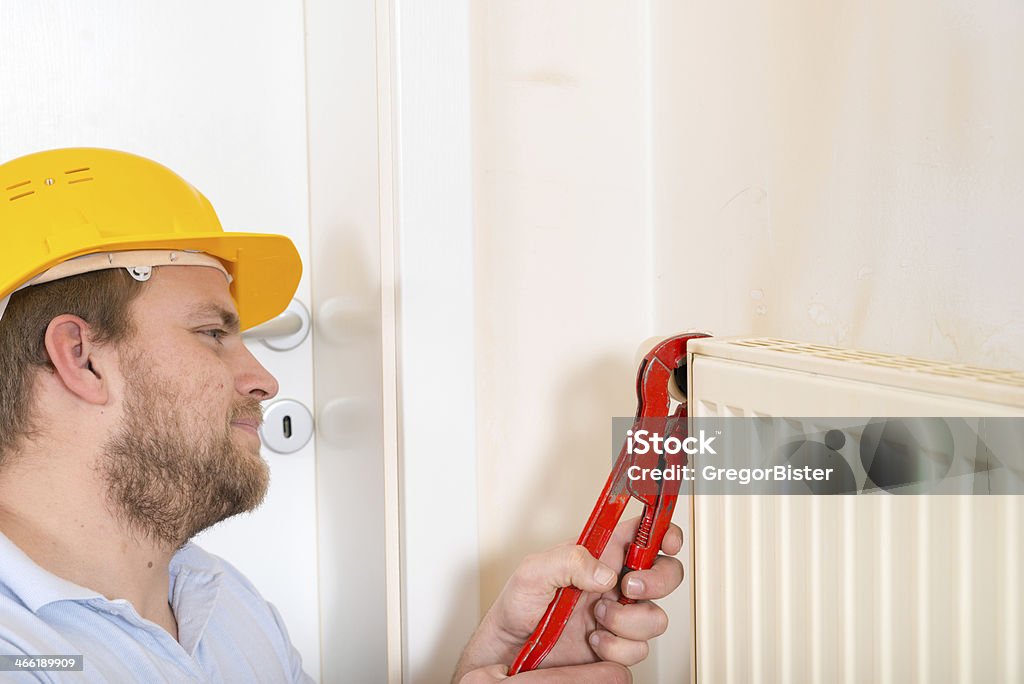 Fontanero ajuste de calentamiento de radiador - Foto de stock de Adulto libre de derechos