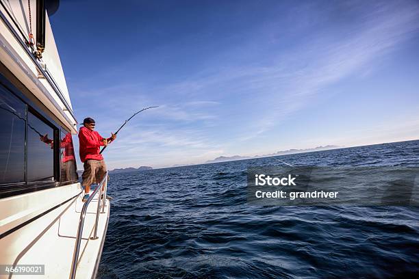 Uomo Prendendo Pesce - Fotografie stock e altre immagini di Adulto - Adulto, Ambientazione esterna, America Latina