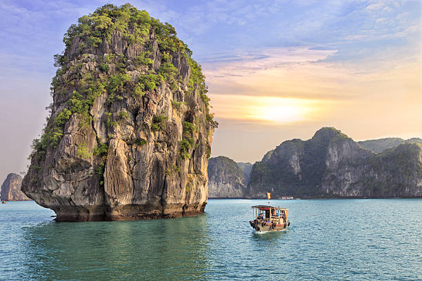 magnifique paysage coucher de soleil sur la baie d'halong - travel beach mountain pacific ocean photos et images de collection