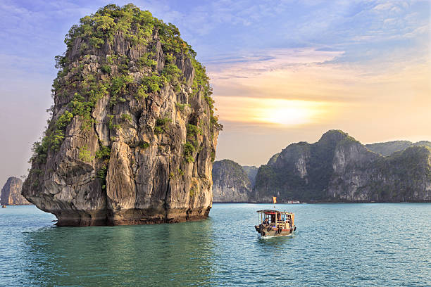 seascape sunset at Halong Bay Dreamy sunset among the rocks of Halong Bay, Vietnam hanoi stock pictures, royalty-free photos & images