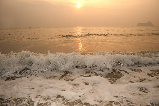 vagues de la mer sur le vent au lever du soleil. - power tide ripple reef photos et images de collection