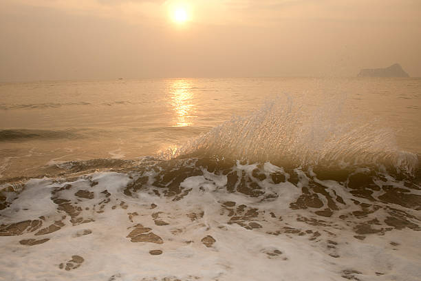 vagues de la mer sur le vent au lever du soleil. - power tide ripple reef photos et images de collection