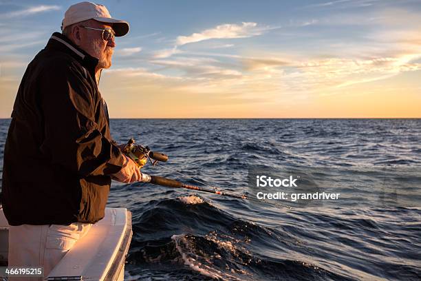 Uomo Anziano Pesca - Fotografie stock e altre immagini di Adulto - Adulto, Ambientazione esterna, America Latina
