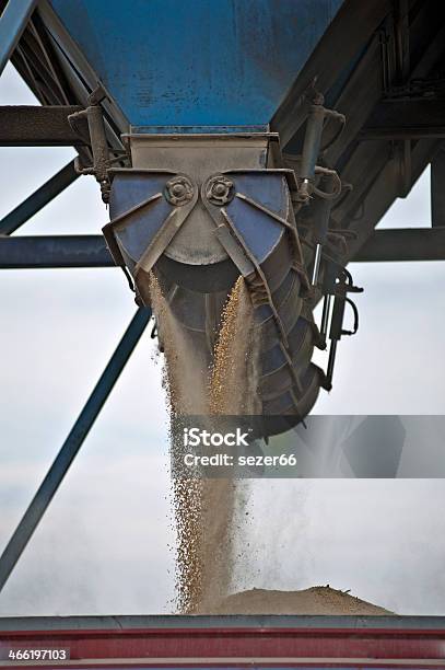 Navios De Movimentação De Carga E Descarga - Fotografias de stock e mais imagens de Agarrar - Agarrar, Agricultura, Amarelo