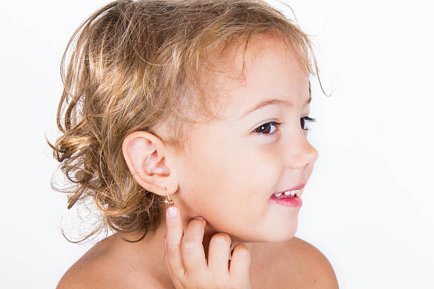 petite fille avec boucle d'oreille - boucle doreille photos et images de collection