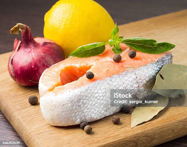 Filete De Salmón Fresco Sobre Fondo De Madera Foto de stock y más banco de imágenes de Alimento - Alimento, Bistec, Carne de vaca