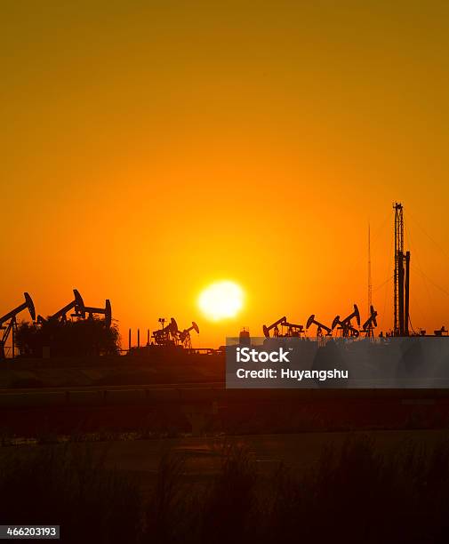 Bombas De Aceite Foto de stock y más banco de imágenes de Bomba de petróleo - Bomba de petróleo, Campo de petróleo, Cielo