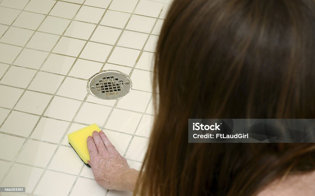 Limpieza de ruedas con almohadilla scour - Foto de stock de Cuarto de baño libre de derechos