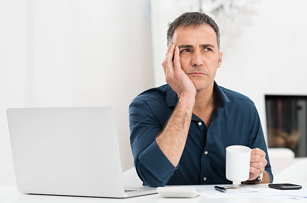 infeliz homem na mesa - frustration computer confusion businessman imagens e fotografias de stock