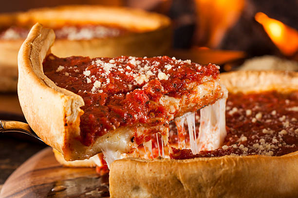 estilo chicago queso pizza deep plato - pizza de chorizo fotos fotografías e imágenes de stock