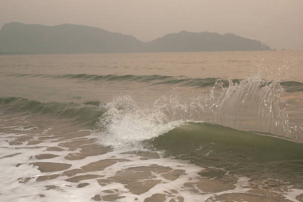 vagues de la mer sur le vent au lever du soleil. - power tide ripple reef photos et images de collection